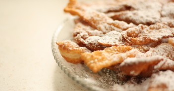 Come preparare le chiacchiere: la ricetta classica Chiacchiere