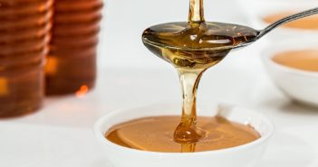Come preparare la bagna per torte: la ricetta alcolica e analcolica Bagna-per-torte