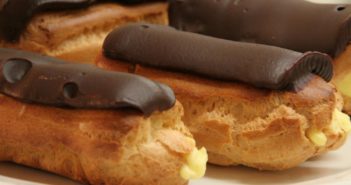 La ricetta degli Eclaire: i dolcetti di pasta choux morbidi e golosi! Eclaire