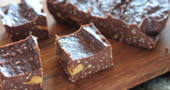 Fudge al cioccolato: dolcetti deliziosi pronti in 10 minuti! Fudge
