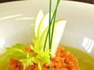 Tartare-di-salmone-con-zuppa-fredda-di-sedano-e-mela